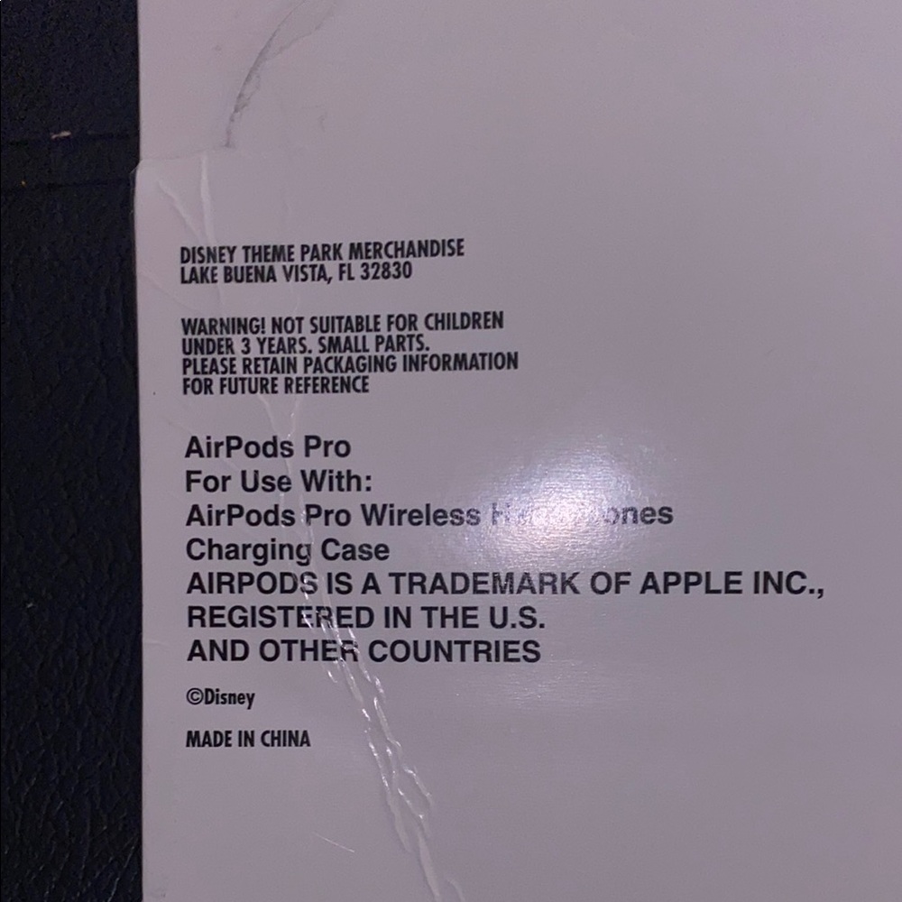 Disney treats AirPods Pro case with clip - Picture 3 of 5